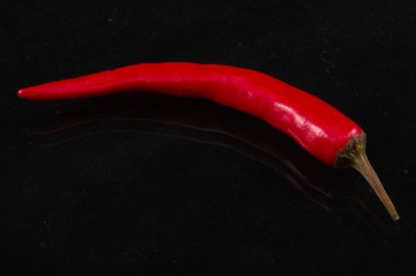 siyah arka plan üzerine izole kırmızı sıcak biber biber