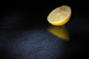 Siyah arka planda taze limonlar