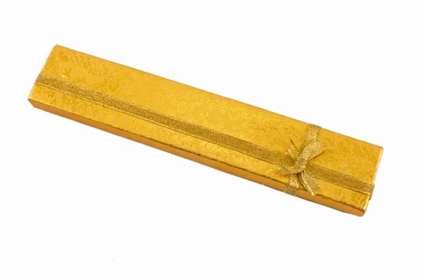 Золота подарункова коробка з золотою стрічкою — стокове фото