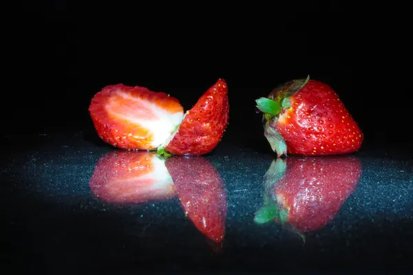 Garden strawberry on black background with reflectio — Stock Photo, Image