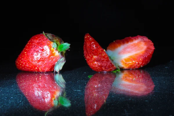 Garden strawberry on black background with reflectio — Stock Photo, Image