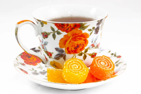 Tasse à thé classique avec des fleurs rouges et orange — Photo