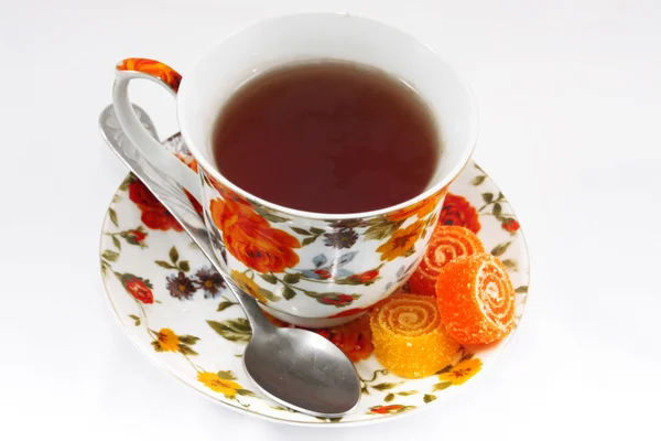 Tazza da tè classica con fiori rossi e arancioni — Foto Stock