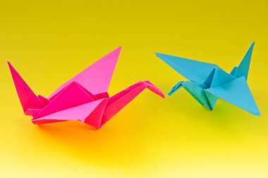 renkli origami kuşlar ve kağıt