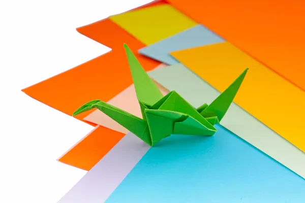 Barevné origami ptáků a papír — Stock fotografie