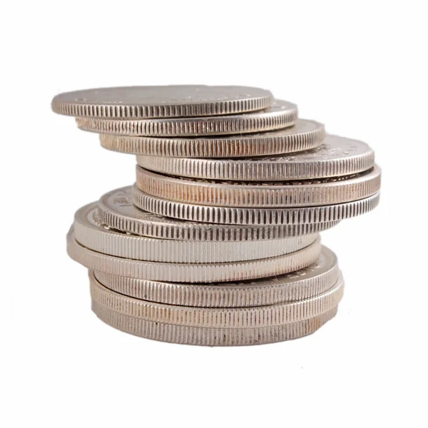 Pile di monete d'argento isolate sopra il backgroun bianco — Foto Stock