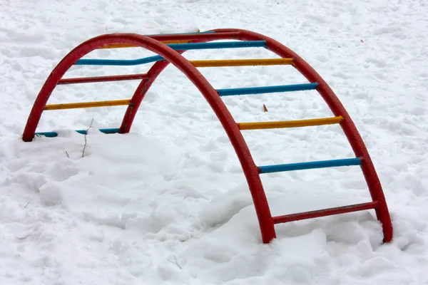 Tom swing-set täckt med snö på vintern — Stockfoto