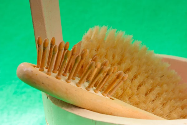 Detail van de emmer en witte handdoeken in een sauna — Stockfoto