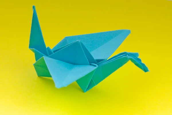 Bunte Origami-Vögel und Papier — Stockfoto