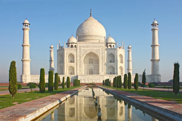 Taj mahal, um famoso monumento histórico — Fotografia de Stock
