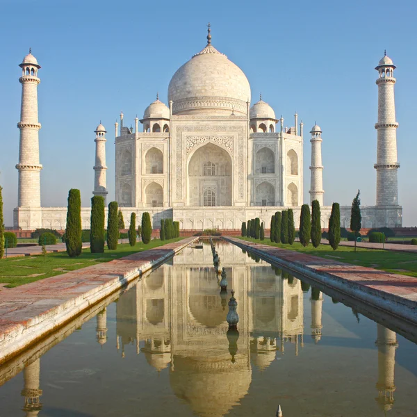 Taj mahal, um famoso monumento histórico — Fotografia de Stock
