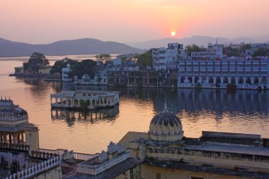 udaipur göl üzerinde gece, udajpur, Hindistan görüntüleyin. Rajasthan