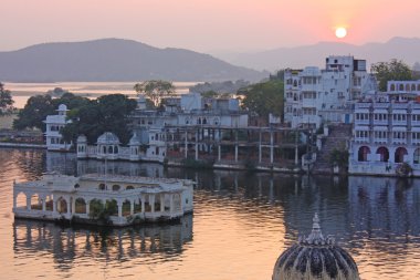 udaipur göl üzerinde gece, udajpur, Hindistan görüntüleyin. Rajasthan
