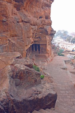 badami, karnataka, Hindistan, Asya, mağaranın girişinde heykel