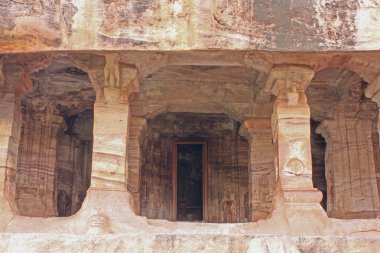 badami, karnataka, Hindistan, Asya, mağaranın girişinde heykel