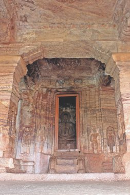badami, karnataka, Hindistan, Asya, mağaranın girişinde heykel