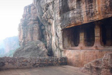 badami, karnataka, Hindistan, Asya, mağaranın girişinde heykel