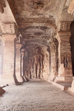 badami, karnataka, Hindistan, Asya, mağaranın girişinde heykel