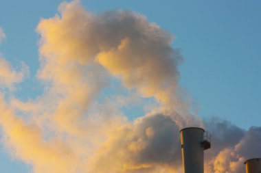 Endüstriyel Tesis şehir merkezinde gelen duman. Kiev, Ukrayna.