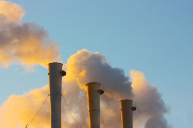 Endüstriyel Tesis şehir merkezinde gelen duman. Kiev, Ukrayna.