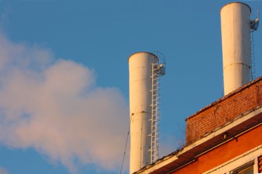 Endüstriyel Tesis şehir merkezinde gelen duman. Kiev, Ukrayna.