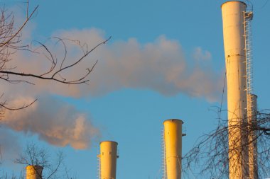 Endüstriyel Tesis şehir merkezinde gelen duman. Kiev, Ukrayna.