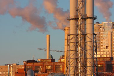 Endüstriyel Tesis şehir merkezinde gelen duman