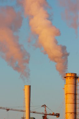 Endüstriyel Tesis şehir merkezinde gelen duman