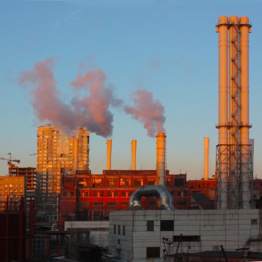 Endüstriyel Tesis şehir merkezinde gelen duman