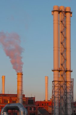 Endüstriyel Tesis şehir merkezinde gelen duman