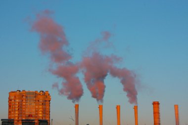 Endüstriyel Tesis şehir merkezinde gelen duman