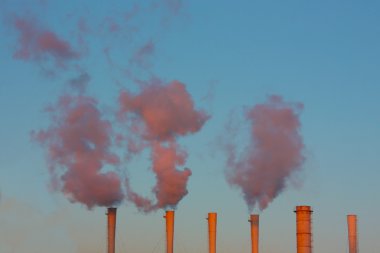 Endüstriyel Tesis şehir merkezinde gelen duman