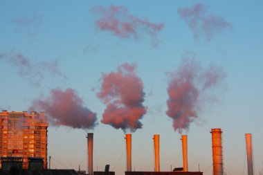 Endüstriyel Tesis şehir merkezinde gelen duman