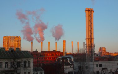 Endüstriyel Tesis şehir merkezinde gelen duman