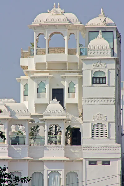 Belos edifícios no lago em Udaipur, Índia — Fotografia de Stock