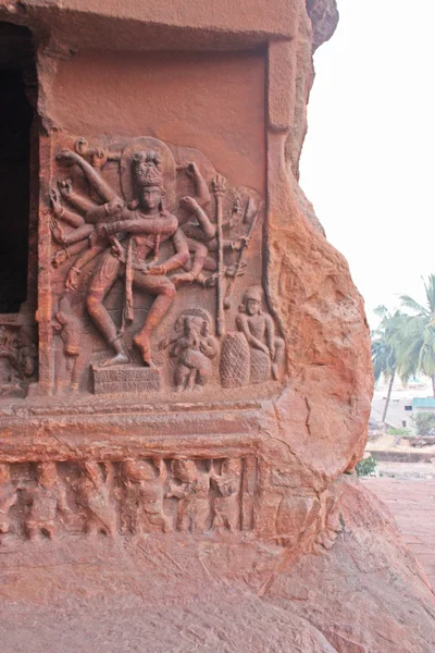 Escultura na entrada da caverna em Badami, Karnataka, Índia, Ásia — Fotografia de Stock