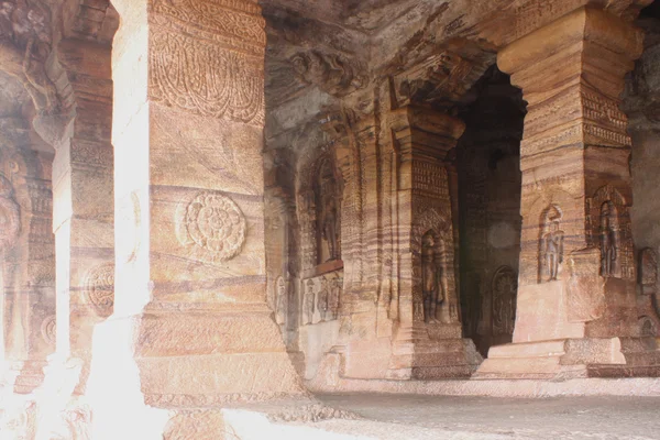 Rzeźba przy wejściu do jaskini badami, karnataka, Indie, Azja — Zdjęcie stockowe