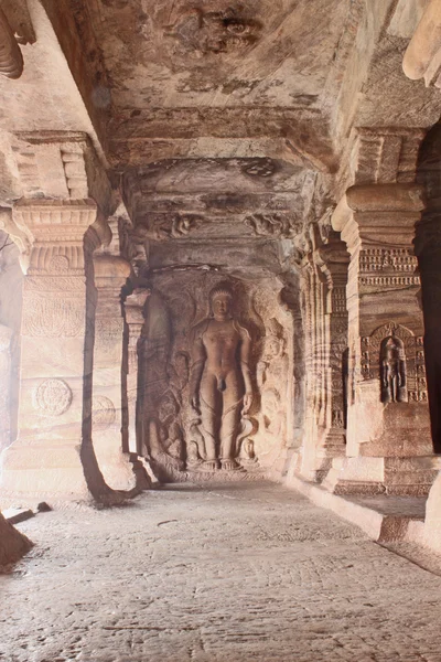 Rzeźba przy wejściu do jaskini badami, karnataka, Indie, Azja — Zdjęcie stockowe