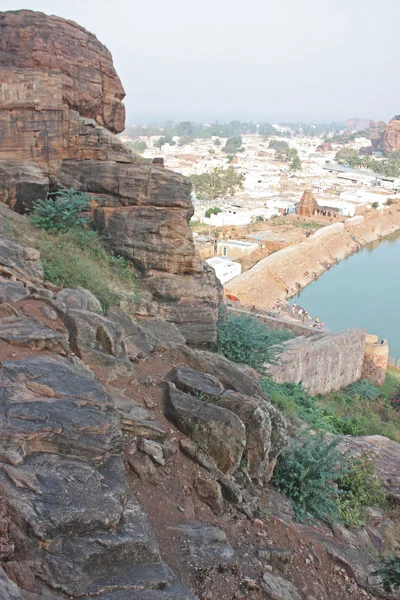 バーダーミ badami に湖 agusthya teertha — ストック写真