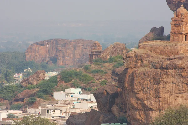 Fort em cima de montanhas rochosas e templos de cavernas em Badami, Karnataka, Índia, Ásia — Fotografia de Stock