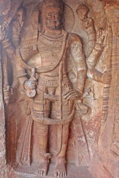 Sculptuur bij ingang van grot op badami, karnataka, india, Azië — Stockfoto