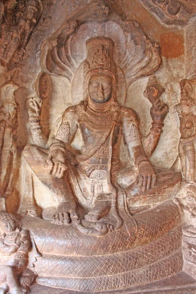 Скульптура у входа в Пещеру в Бадами, Карнатака, Индия, Азия — стоковое фото