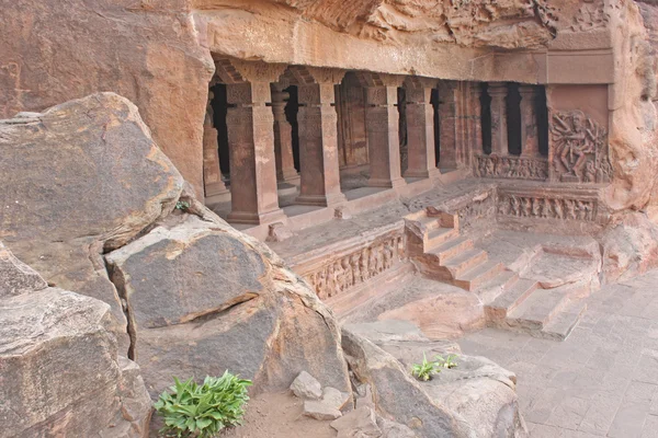 Badami, karnataka, Hindistan, Asya, mağaranın girişinde heykel — Stok fotoğraf