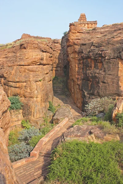 Fort atop rotsachtige berg en cave tempels op badami, karnataka, india, Azië — Stockfoto