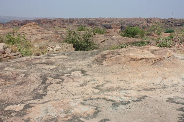 Fort in cima a montagne rocciose e templi rupestri a Badami, Karnataka, India, Asia — Foto Stock