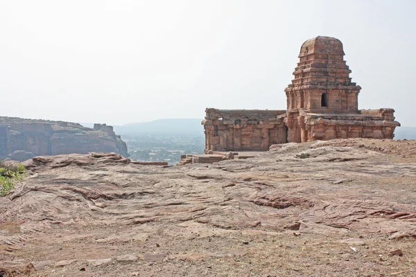 Badami、カルナータカ州、インド、アジアの北部の岩が多い丘の上に上部 shivalaya — ストック写真