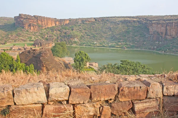 バーダーミ badami、カルナータカ州、インド、アジアにロッキー山と洞窟寺院の頂上の砦 — ストック写真