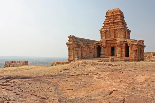 Fort tetején sziklás hegy és a barlang-templomok Bezzeg, Karnataka, India, Ázsia — Stock Fotó