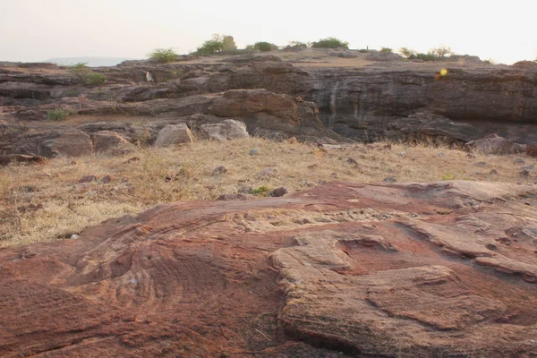 Pevnost na vrcholu skalnaté hory a jeskynní chrámy v badami, karnataka, Indie, Asie — Stock fotografie