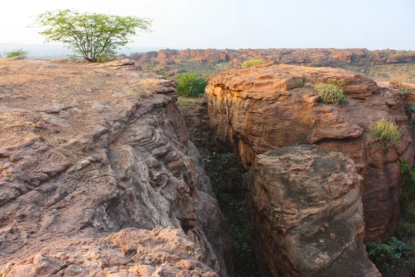 Fuerte en la cima de la montaña rocosa y templos de cueva en Badami, Karnataka, India, Asia —  Fotos de Stock